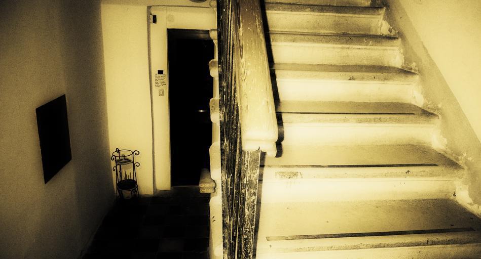 Čiernobiele foto, staré, interiér, schody